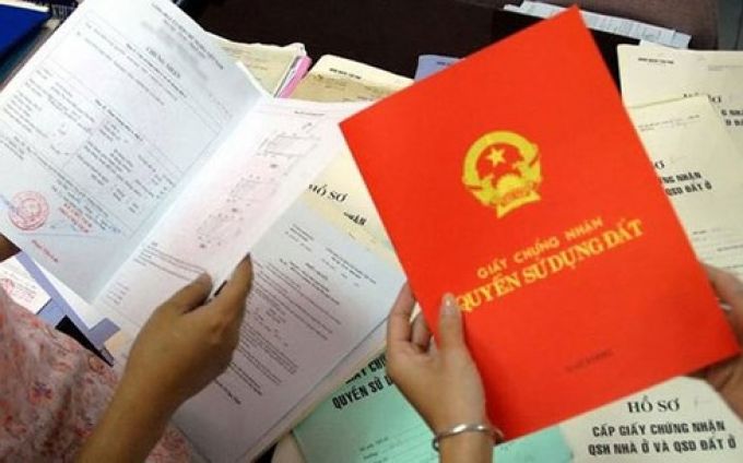 Ghi tên cả gia đình trong sổ đỏ Giảm rủi ro cho người sử dụng đất