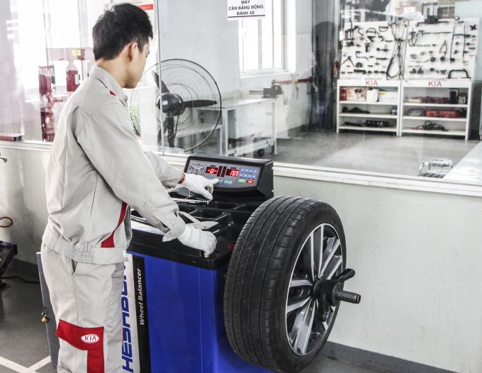 Kỹ thuật vi&ecirc;n vận h&agrave;nh thiết bị C&acirc;n bằng động b&aacute;nh xe