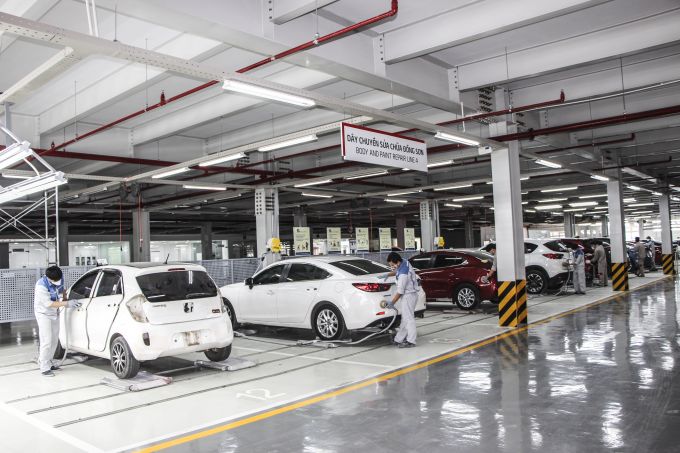 Kỹ thuật vi&ecirc;n đang thực hiện đồng sơn tr&ecirc;n hệ thống d&acirc;y chuyền&nbsp;