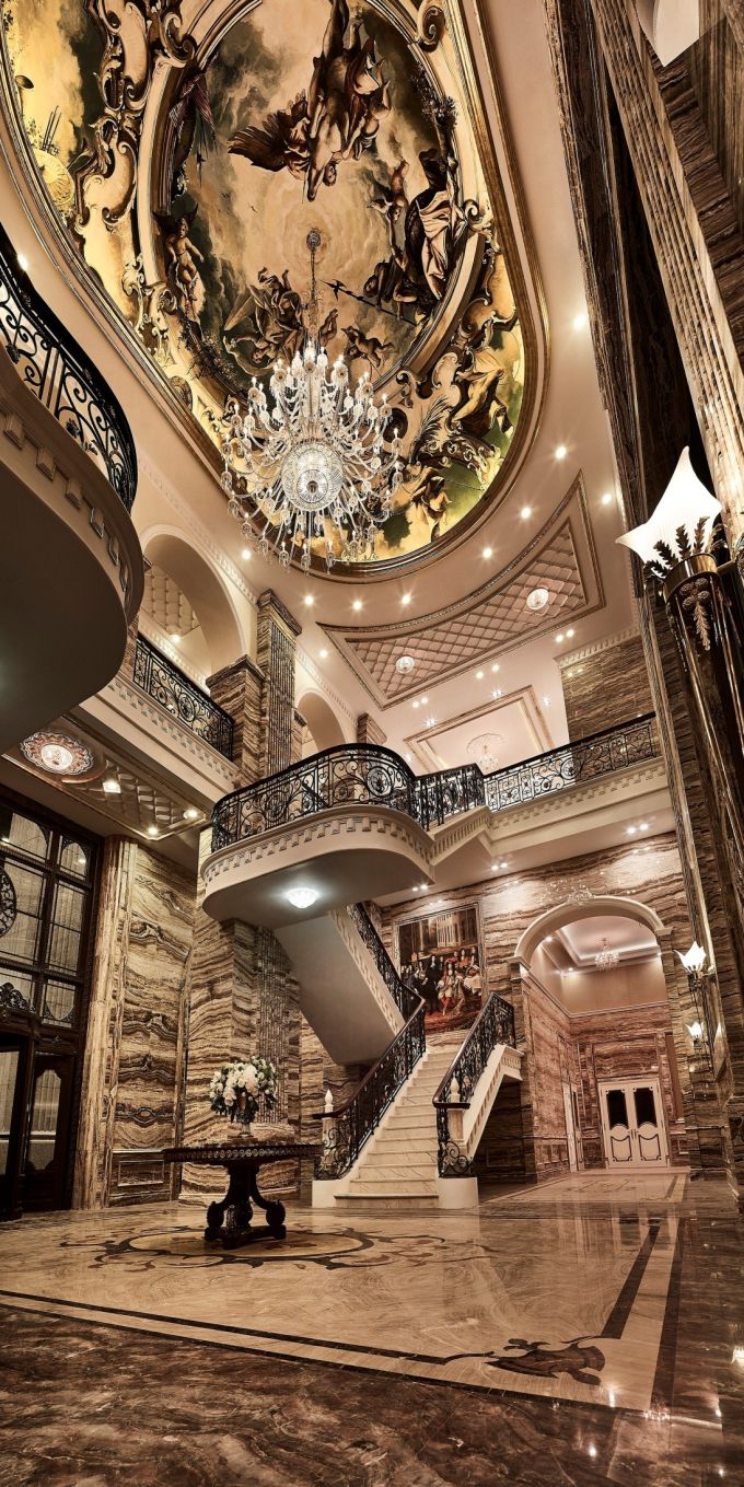 Kh&ocirc;ng gian lộng lẫy của đại sảnh dự &aacute;n D&rsquo;. Palais Louis với bức họa được trau chuốt thủ c&ocirc;ng tr&ecirc;n m&aacute;i v&ograve;m v&ocirc; c&ugrave;ng độc đ&aacute;o