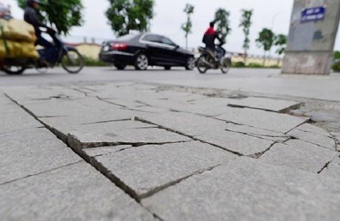 Vỉa h&egrave; đường Nguyễn Tr&atilde;i li&ecirc;n tục xuất hiện vỡ n&aacute;t khi vừa thi c&ocirc;ng