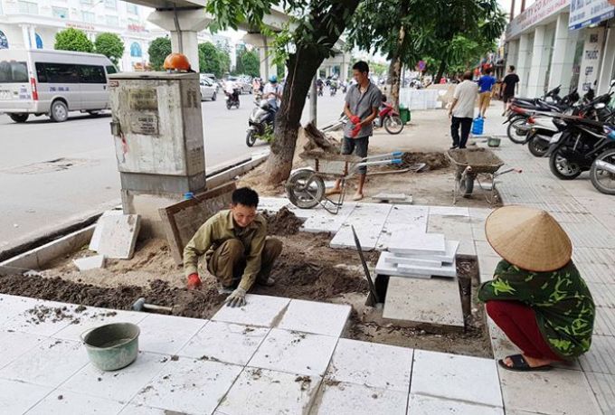 Hà Nội tạm dừng triển khai các dự án lát đá vỉa hè kém chất lượng