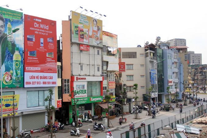 Một ng&ocirc;i nh&agrave; &ldquo;si&ecirc;u mỏng&rdquo; tr&ecirc;n đường Trường Chinh (quận Thanh Xu&acirc;n). Ảnh: Anh Tuấn