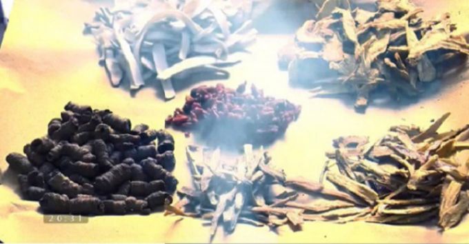 Xông khí lưu huỳnh để bảo quản thuốc không bị mối mọt, nấm mốc tấn công. (Ảnh minh họa)