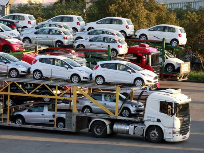 Ô tô giá rẻ tràn về Việt Nam Có doanh nghiệp cố khai giá thấp để trốn thuế