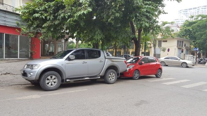hàng xe nối đuôi nhau đỗ dưới lòng đường