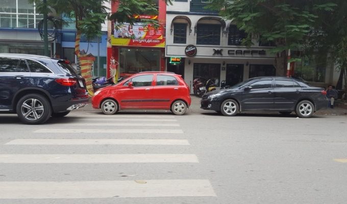 Hà Nội Ô tô hồn nhiên đậu bừa bãi gần ngay trụ sở Phòng CSGT