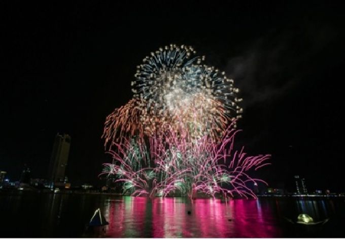 Mang ước muốn về một cuộc sống tươi đẹp hơn d&agrave;nh cho tất cả mọi người, m&agrave;n tr&igrave;nh diễn ph&aacute;o hoa của đội &Uacute;c g&acirc;y ấn tượng s&acirc;u sắc với kh&aacute;n giả, từ khi loạt ph&aacute;o đầu ti&ecirc;n bung tr&ecirc;n bầu trời, mặt nước s&ocirc;ng H&agrave;n.