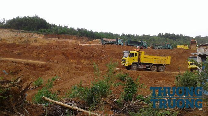 h&agrave;ng ngh&igrave;n m2 đất bị khai th&aacute;c nhưng l&atilde;nh đạo x&atilde; lại khẳng định c&aacute;c đối tượng chỉ khai th&aacute;c trộm trong 1 ng&agrave;y?