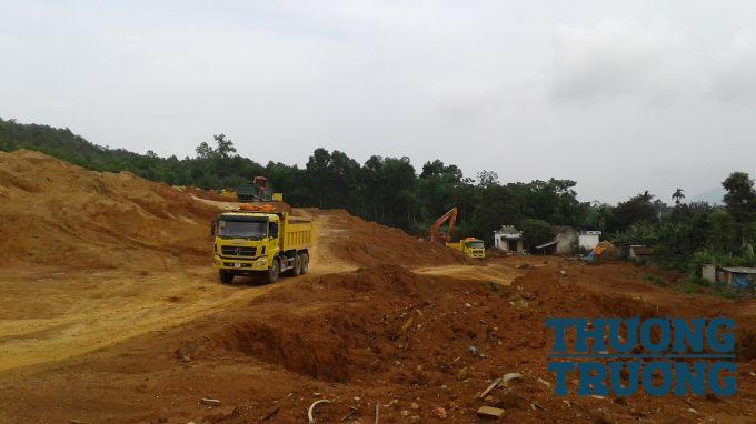  Rất nhiều &ocirc; t&ocirc; tải ngang nhi&ecirc;n ra v&agrave;o tấp nập x&uacute;c đất mang đi, vị tr&iacute; khai th&aacute;c chỉ c&aacute;ch UBND x&atilde; khoảng 1km.                          