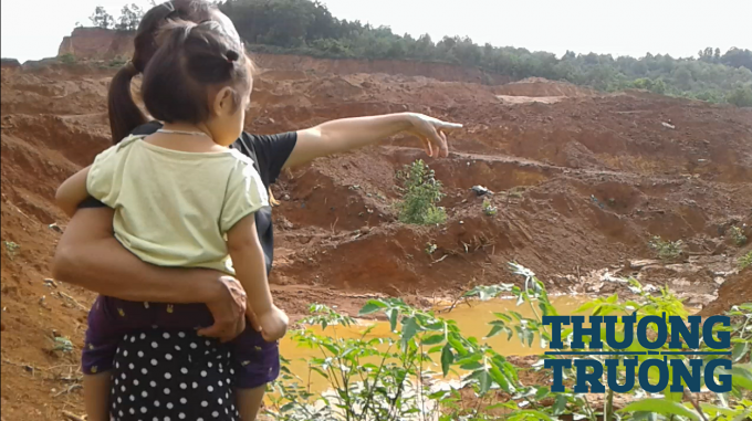 B&agrave; Nhung bức x&uacute;c trước việc khai th&aacute;c đất để lại nhiều hệ lụy khiến c&aacute;c hộ d&acirc;n sống xung quanh phải g&aacute;nh chịu.