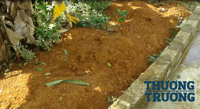 đất theo nước tr&uacute;t xuống nh&agrave; d&acirc;n sau mỗi cơn mưa. V&agrave;, người d&acirc;n lại cực khổ hốt đất tấp v&agrave;o g&oacute;c vườn.