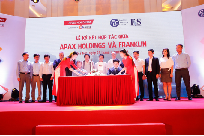 &Ocirc;ng Nguyễn Ngọc Thuỷ - Chủ tịch Egroup v&agrave;  &ocirc;ng David Hooser &ndash; Chủ tịch Tập đo&agrave;n Franklin k&yacute; kết x&acirc;y dựng Apax Franklin. ảnh: Eg.