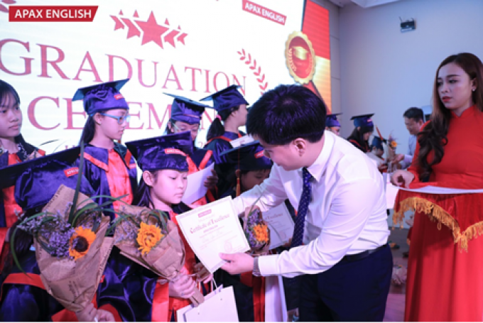 Những tấm bằng khen trao tận tay c&aacute;c b&eacute; tại lễ vinh danh