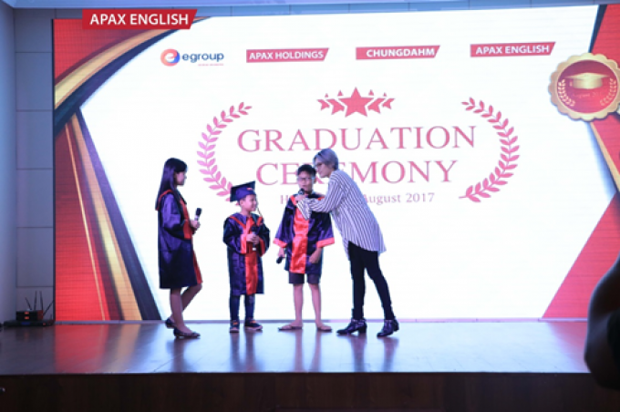 Ca sĩ Vicky Nhung đ&atilde; c&oacute; m&agrave;n giao lưu với c&aacute;c kh&aacute;n giả nh&iacute; của m&igrave;nh v&agrave; gửi lời ch&uacute;c mừng đến c&aacute;c học vi&ecirc;n xuất sắc của Apax English