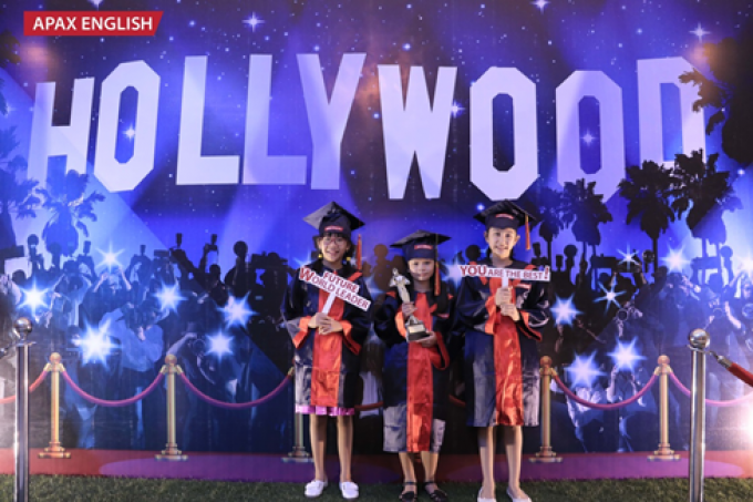 C&aacute;c học vi&ecirc;n Apax English trải nghiệm cảm gi&aacute;c chụp h&igrave;nh tr&ecirc;n thảm đỏ Hollywood
