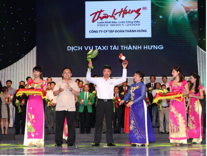  Đại diện Th&agrave;nh Hưng nhận giải thưởng do VCCI trao tặng