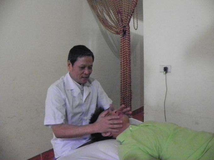 &Ocirc;ng L&ecirc; Văn Tỉnh hỗ trợ v&agrave; chăm s&oacute;c sức khỏe cho người bệnh