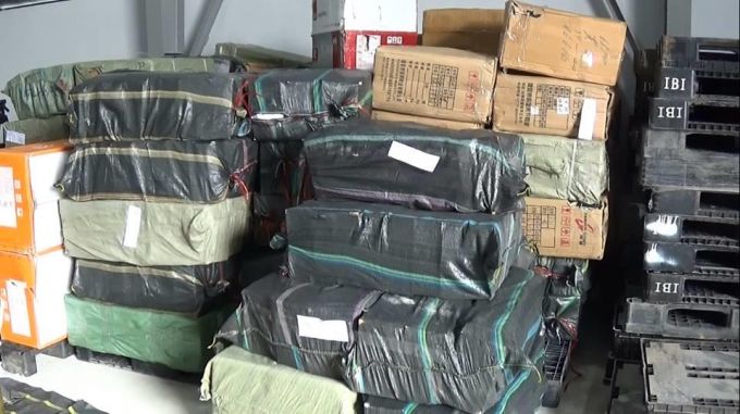 hơn 2.600 đ&ocirc;i gi&agrave;y kh&ocirc;ng r&otilde; nguồn gốc bị ph&aacute;t hiện thu giữ