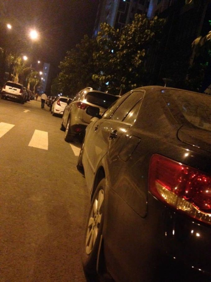 h&agrave;ng trăm &ocirc; t&ocirc; nối đu&ocirc;i nhau, kh&ocirc;ng xuống hầm