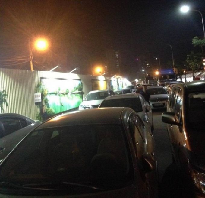 H&agrave;ng trăm xe &ocirc; t&ocirc;