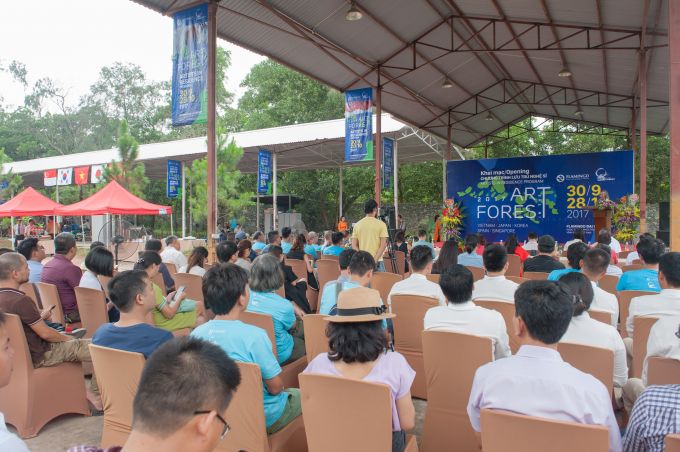 To&agrave;n cảnh buổi lễ với đ&ocirc;ng đảo nghệ sĩ v&agrave; b&aacute;o giới tham gia.