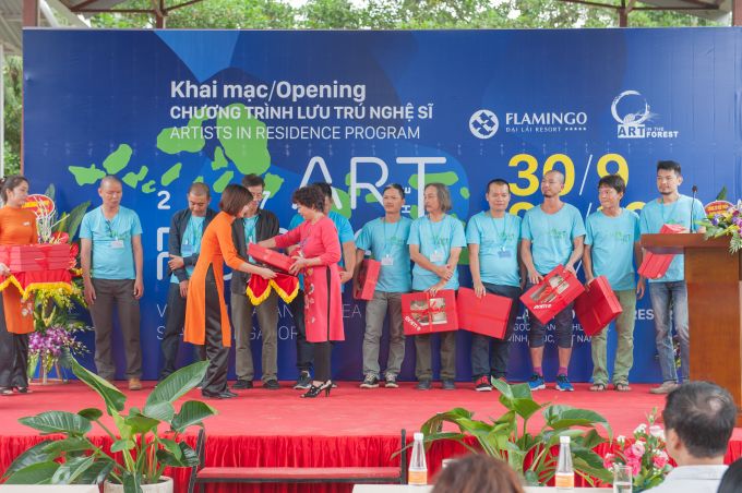 B&agrave; Phạm Thị Thanh H&agrave; &ndash; Đại diện h&atilde;ng họa phẩm Đức danh tiếng Lukas l&ecirc;n trao bộ dụng cụ tượng trưng cho c&aacute;c họa sĩ.