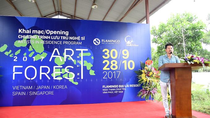 Họa sĩ Vũ Hồng Nguy&ecirc;n &ndash; Nh&agrave; đồng s&aacute;ng lập v&agrave; l&agrave; Trưởng BTC AIF 2017 chia sẻ những điểm mới của AIF 2017 v&agrave; tuy&ecirc;n bố ch&iacute;nh thức khai mạc Chương tr&igrave;nh Nghệ sĩ lưu tr&uacute; năm nay.