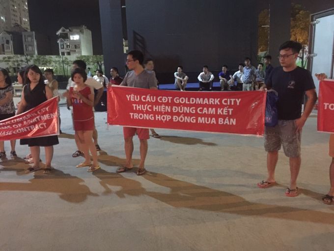 Cư d&acirc;n sống tại Goldmark đ&atilde; phản đối v&igrave; việc họ phải đ&oacute;ng ph&iacute; dịch vụ cao bất thường