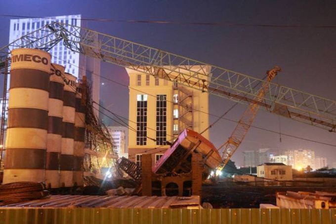 Hà Nội Hai cần trục tự hành đổ sập trong lúc thi công
