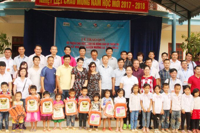 Ban tổ chức v&agrave; c&aacute;c doanh nghiệp, doanh nh&acirc;n, nh&agrave; hảo t&acirc;m trao qu&agrave; cho thầy c&ocirc; v&agrave; c&aacute;c em học sinh của x&atilde; Hua Trai, huyện Mường La.