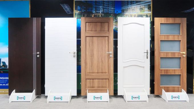 Cửa Porta ngo&agrave;i t&iacute;nh năng chống ch&aacute;y, chống kh&oacute;i chồng ồn, chống ph&aacute; v&agrave; chống h&oacute;a chất, thương hiệu cửa h&agrave;ng đầu Ba Lan n&agrave;y c&ograve;n đa dạng về mẫu m&atilde;, chủng loại v&agrave; k&iacute;ch thước được ho&agrave;n thiện với c&ocirc;ng nghệ cao cấp bằng c&aacute;c chất liệu gỗ tự nhi&ecirc;n, HDF, MDF, chipboard, kim loại... mang đến nhiều lựa chọn ho&agrave;n hảo cho kh&aacute;ch h&agrave;ng, từ cửa ph&ograve;ng, cửa ra v&agrave;o, cửa ngo&agrave;i trời tới cửa kỹ thuật đặc đa năng...