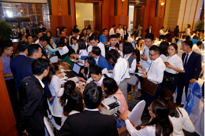 Ngay trong ng&agrave;y đầu ra mắt, khu vực đăng k&yacute; giữ chỗ căn hộ đ&atilde; k&iacute;n kh&aacute;ch h&agrave;ng, c&aacute;c khu vực l&agrave;m thủ tục lu&ocirc;n l&agrave;m việc hết c&ocirc;ng suất.