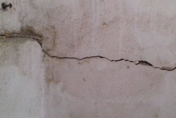 T&igrave;nh trạng nứt nh&agrave; g&acirc;y ảnh hưởng lớn đến cuộc sống của người d&acirc;n