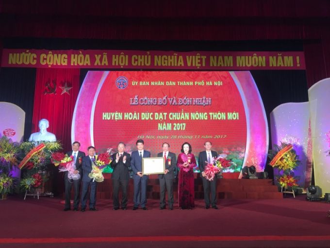 L&atilde;nh đạo huyện Ho&agrave;i Đức đ&oacute;n nhận danh hiệu huyện đạt chuẩn n&ocirc;ng th&ocirc;n mới. (ảnh Tuấn Dũng)