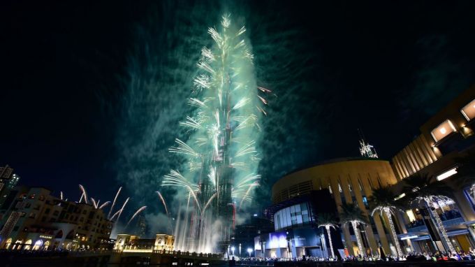 Burj Khalifa, th&aacute;p cao nhất thế giới, l&agrave; nơi diễn ra chương tr&igrave;nh ph&aacute;o hoa lớn mừng năm mới.
