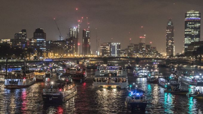 T&agrave;u thuyền xếp h&agrave;ng tr&ecirc;n s&ocirc;ng Thames sau khi xem ph&aacute;o hoa năm mới.