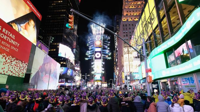 Đ&ecirc;m giao thừa đậm chất Mỹ nhất l&agrave; ở Quảng trường Thời đại, Manhattan.