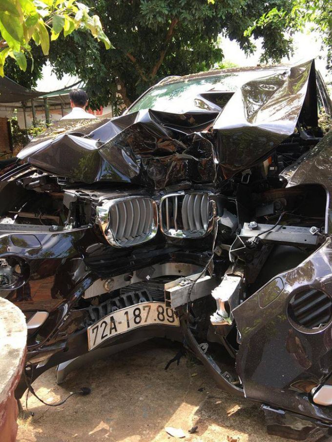 Đầu xe bị bẹp rúm, biến dạng