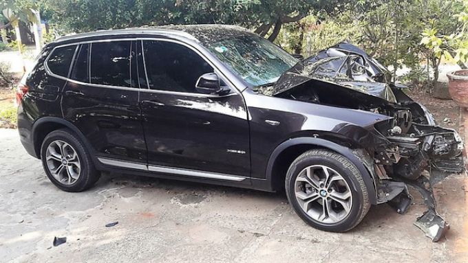 Chiếc BMW đâm vào gốc me ven đường hư hỏng nặng