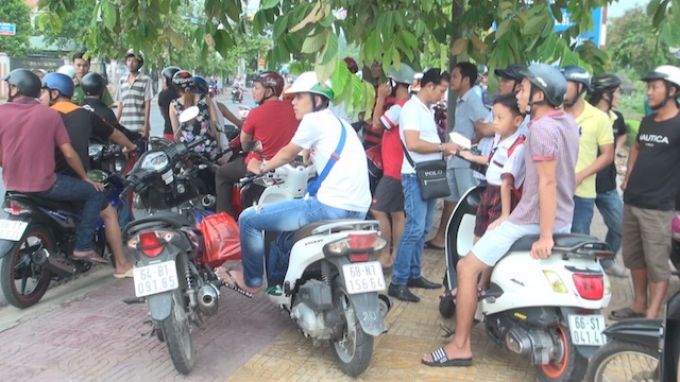 Hàng trăm người dân hiếu kỳ đã dừng xe lại xem làm cho công tác vận động gặp khó khăn.