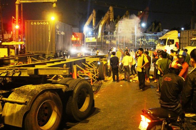 3 mẹ con thương vong sau va chạm với xe đầu kéo container