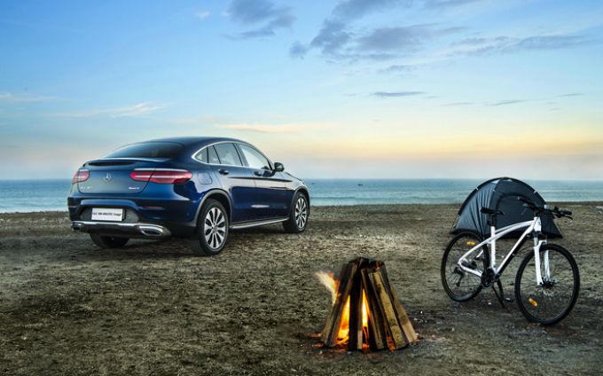 Phần phía sau của xe được thiết kế cúp xuống kiểu coupe.