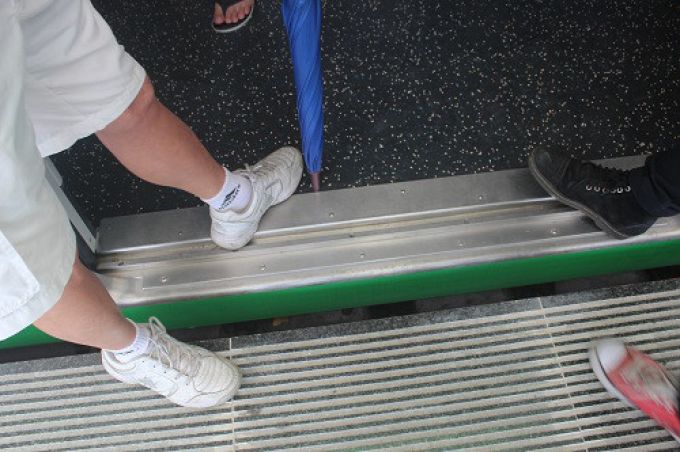 khe hở giữa tàu và ke ga được thiết kế khá rộng (11cm) đặt ra câu hỏi liệu có đảm bảo an toàn cho khách/lên xuống tàu