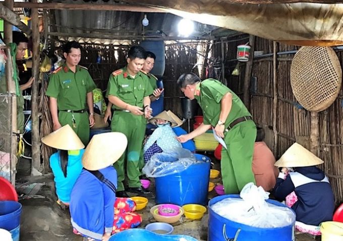 Bạc Liêu Bắt quả tang cơ sở bơm tạp chất vào tôm