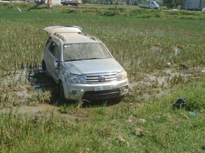 chiếc Fortuner bị mất l&aacute;i đ&acirc;m thẳng xuống đồng ruộng b&ecirc;n đường