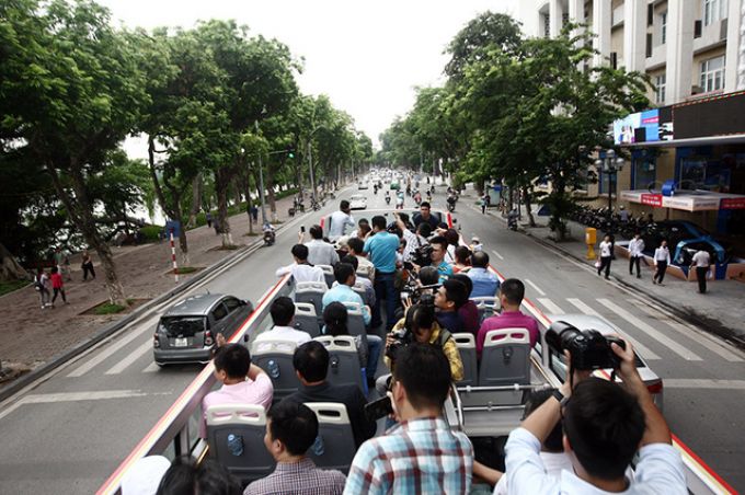 Xe bu&yacute;t 2 tầng thu h&uacute;t sự ch&uacute; &yacute; của rất nhiều người d&acirc;n trong ng&agrave;y đầu chạy thử