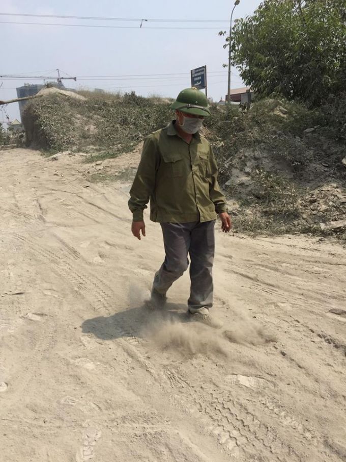 3. “Bão bụi” thường xuyên xảy ra phủ kín cây cối và nhà dân