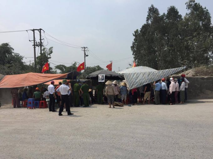 Người dân bức xúc chặn các xe quá tải hoạt động đã băm nát tuyến đường.