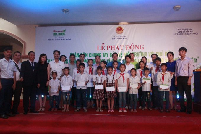 Ban Tổ chức tặng quà và học bổng cho các học sinh nghèo vượt khó